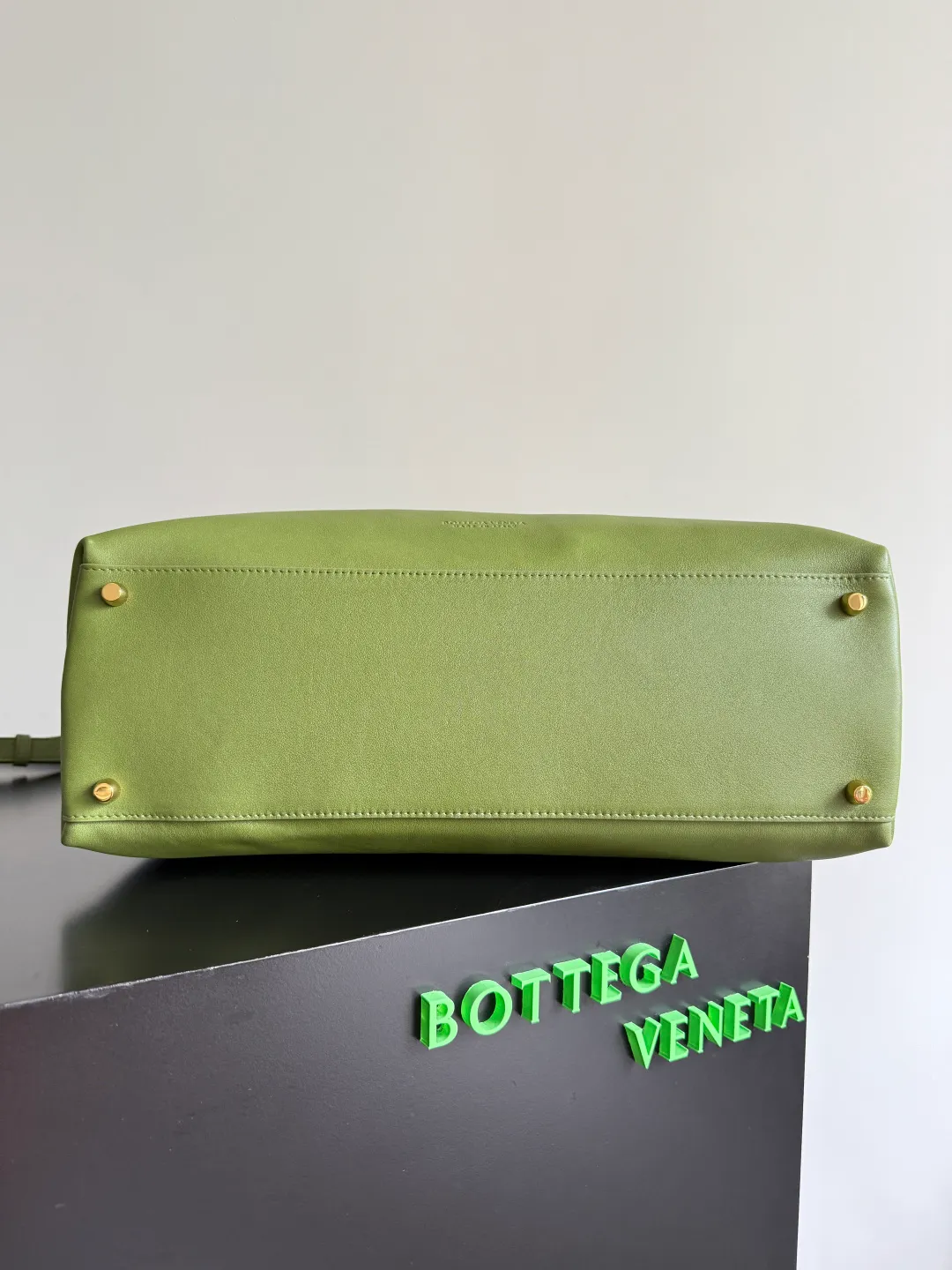 Batch 3160 BottegaVeneta Latest Ciao Ciao Bag Silky cowhide two-way flap handbag with signature twist detail, hidden hook closure, flap can be fastened to the front or attached to the INTRECCIATO woven internal pocket, comes with an adjustable and removable crossbody strap, internal compartment, and also features a zippered pocket. The surprise flap has various shapes. Style 1 - Cover the bag surface, exposing the knot and knot decoration. Style 2 - Place the flap inside the bag. A buckle is also designed. Style 3 - The U-shaped position of the top handle in the hand bag. Style No.: 826195 Size: 42*32*15cm